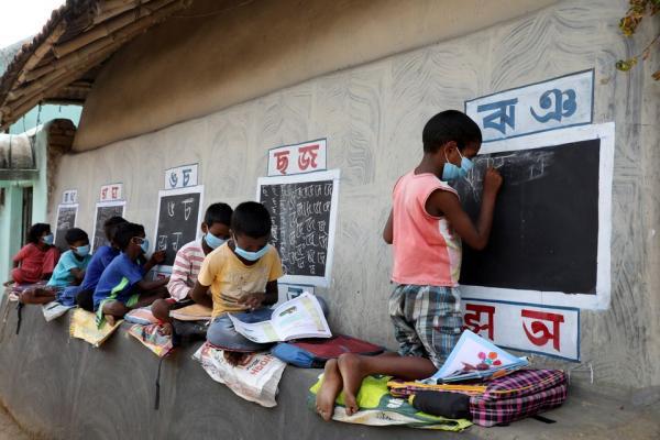 معلمِ خیابان در روستای دورافتاده هند، تبدیل دیوارهای روستا به تخته سیاه